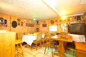 ein Esszimmer mit einem Tisch und einigen Stühlen in der Unterkunft Private Rooms in Hannover