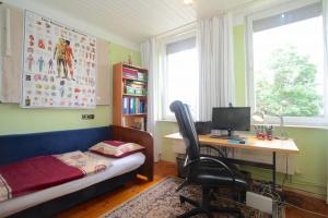 Ein Sitzbereich in der Unterkunft Private Rooms