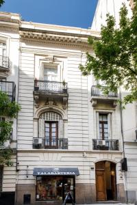 El edificio en el que está el hotel