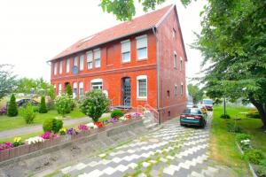 ein rotes Backsteinhaus mit einem davor geparkt in der Unterkunft Private Rooms in Hannover