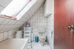 ザルシュテットにあるPrivate Roomsの小さなバスルーム(トイレ、シンク付)