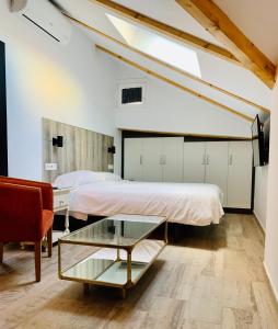 1 dormitorio con 2 camas y mesa de cristal en Hotel Madrid Río, en Madrid