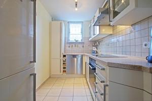 uma cozinha com um frigorífico e uma bancada em Private Apartment em Hanôver