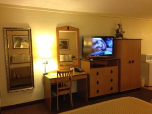 a room with a television and a bed at Virginia Inn in Lawrence