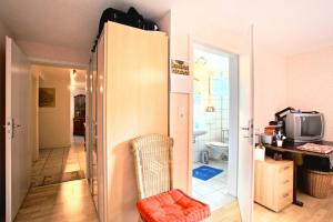 sala de estar con silla y baño en Private Room with own bathroom, en Sarstedt