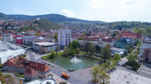 una vista aérea de una ciudad con una fuente en ACHAT Hotel Suhl, en Suhl