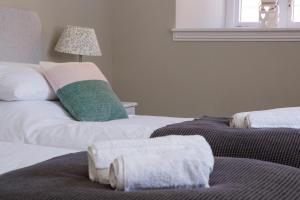 um quarto com 2 camas e toalhas em The Haven em Dunbar