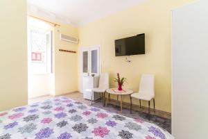 TV a/nebo společenská místnost v ubytování Rooms Katja & Lara