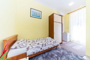 ドゥブロヴニクにあるRooms Katja & Laraの小さなベッドルーム(ベッド1台、冷蔵庫付)