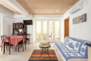 una sala de estar con un sofá y una mesa en As Serenas Casa C, en Vila Nova de Cacela