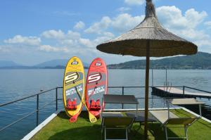 two kayaks are sitting on a dock next to the water at Hotel Bel Sit in Meina