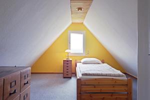 - une chambre mansardée avec un lit et une fenêtre dans l'établissement Private Apartment, à Hanovre