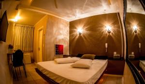 sypialnia z dużym łóżkiem z 2 poduszkami w obiekcie Motel Paradiso - Passo Fundo w mieście Passo Fundo