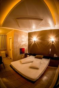 מיטה או מיטות בחדר ב-Motel Paradiso - Passo Fundo