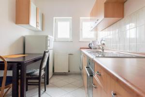eine kleine Küche mit Tisch und Spüle in der Unterkunft Private Apartment in Hannover + 12 Fotos