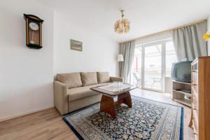 ein Wohnzimmer mit einer Couch und einem Couchtisch in der Unterkunft Private Apartment in Hannover
