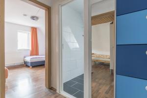 una porta a vetri in una camera da letto di Private Apartment ad Hannover