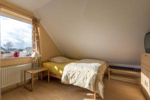 Habitación pequeña con cama y ventana en Private Rooms, en Gestorf