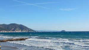 a view of the ocean from the beach at Hotel Delfino in Laigueglia