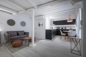 - un salon avec un canapé et une table dans l'établissement Malasaña Boutique, à Madrid