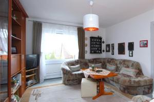 ein Wohnzimmer mit einem Sofa und einem Tisch in der Unterkunft Private Apartment in Hannover