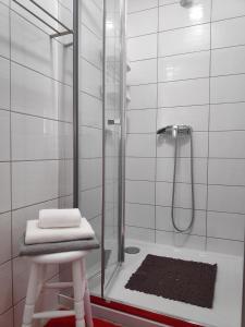 baño con ducha y taburete con toallas en House Seven, en Horta 36 fotos más