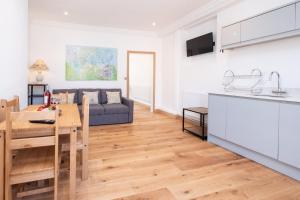 uma cozinha e sala de estar com uma mesa e um sofá em Birch – Three Tuns Apartments em Pettistree