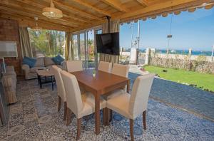 una sala da pranzo con tavolo e sedie in legno di One Bedroom Chalet managed by Lilly Apartments a Hurghada