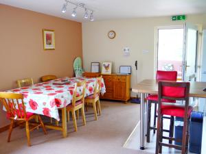 Ruang duduk di Roe Deer Cottage