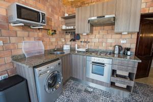 A kitchen or kitchenette at One Bedroom Chalet managed by Lilly Apartments