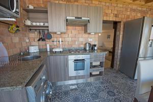 A kitchen or kitchenette at One Bedroom Chalet managed by Lilly Apartments