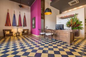vestíbulo con mesa, sillas y paredes púrpuras en Sophia Hotel, en Cartagena de Indias