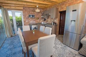A kitchen or kitchenette at One Bedroom Chalet managed by Lilly Apartments