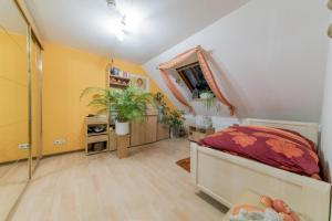 Un dormitorio con una cama y plantas. en Smoker Private Apartment en Hannover