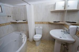 A bathroom at One Bedroom Chalet managed by Lilly Apartments