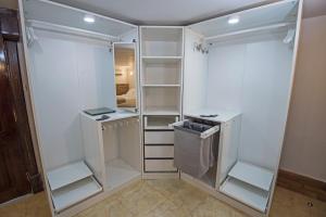 A kitchen or kitchenette at One Bedroom Chalet managed by Lilly Apartments
