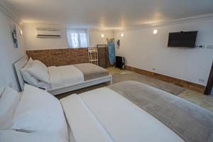 A bed or beds in a room at One Bedroom Chalet managed by Lilly Apartments