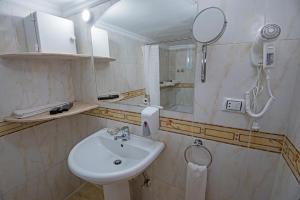 A bathroom at One Bedroom Chalet managed by Lilly Apartments