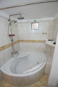 A bathroom at One Bedroom Chalet managed by Lilly Apartments
