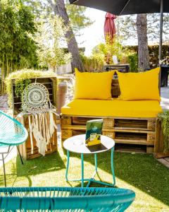 un letto in un cortile con tavolo e sedie di Le Safari Hotel Restaurant a Carpentras