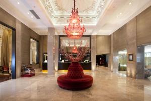 eine Lobby mit einem Kronleuchter und einer Vase in der Mitte in der Unterkunft Savoy Hotel in Buenos Aires