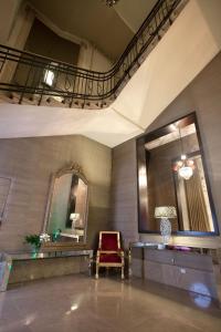 Cette chambre comprend un miroir, une chaise et une table. dans l'établissement Savoy Hotel, à Buenos Aires