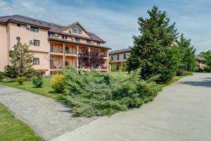 a group of bushes in front of a building at Club Insieme Grand Resort in Potlogi