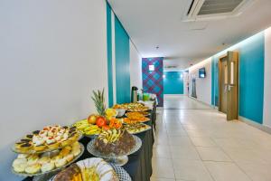 ein Buffet mit vielen verschiedenen Speisen in der Unterkunft Mega Moda Goiania Hotel in Goiânia