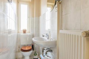 La salle de bains est pourvue de toilettes et d'un lavabo. dans l'établissement Private Room, à Hanovre