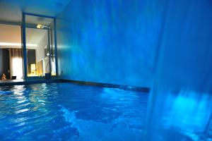 uma piscina com água azul num quarto em Gaudint Barcelona Suites em Barcelona