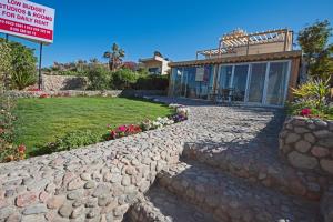 A garden outside One Bedroom Chalet managed by Lilly Apartments