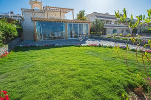 A garden outside One Bedroom Chalet managed by Lilly Apartments