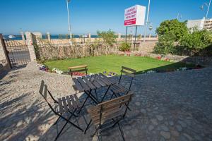 A garden outside One Bedroom Chalet managed by Lilly Apartments