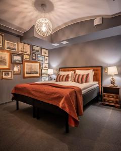 1 dormitorio con 1 cama grande y cuadros en la pared en Lord Nelson Hotel, en Estocolmo